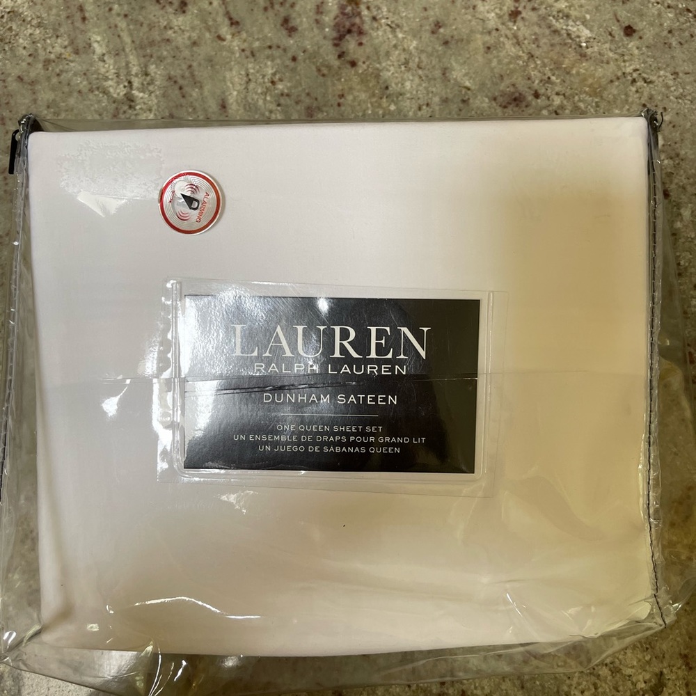 One Ralph Lauren Dunham sateen flat sheet in white.